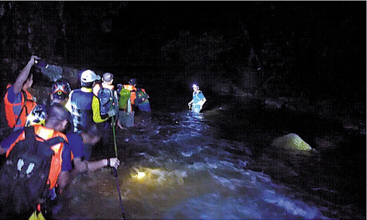 连夜搜救，4人已被证实遇难。