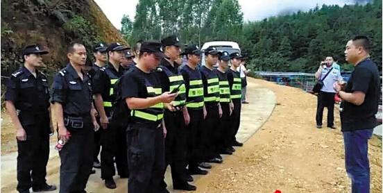 搜救人员集合。