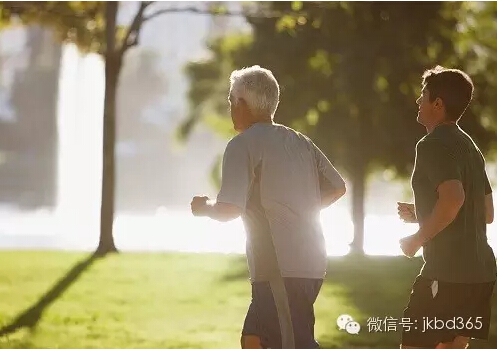 运动中微微出汗即可。