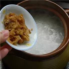 5.加冬菜略煮，让粥有底味。因为冬菜有咸味，所以最后加盐不适别过多哦！