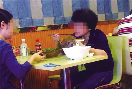 中年女子与狗共用碗筷吃饭
