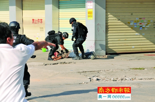 男子被狙击手击毙倒地（图片均由东莞市公安局提供）