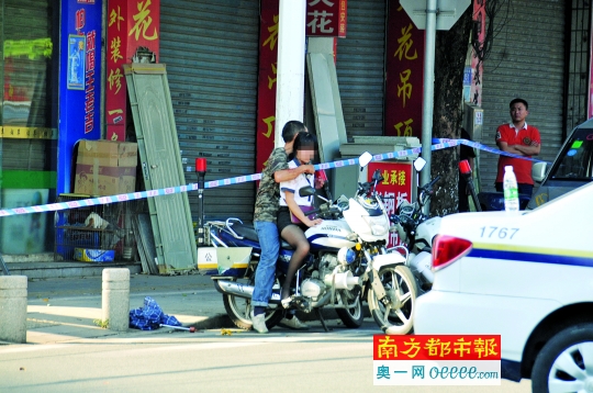 男子用匕首顶住女子喉咙，要求人质坐在摩托车上。