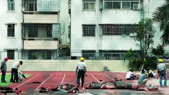 昨日一早，位于红荔路与燕南路交界处的深圳外国语学校初中部校园内的塑胶跑道已经基本被铲除。南都记者 徐文阁 摄