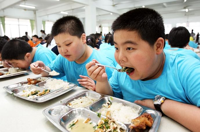 浙江诸暨天马实验学校“胖子俱乐部”的学生吃营养餐，以达到营养均衡的目的。 新华社