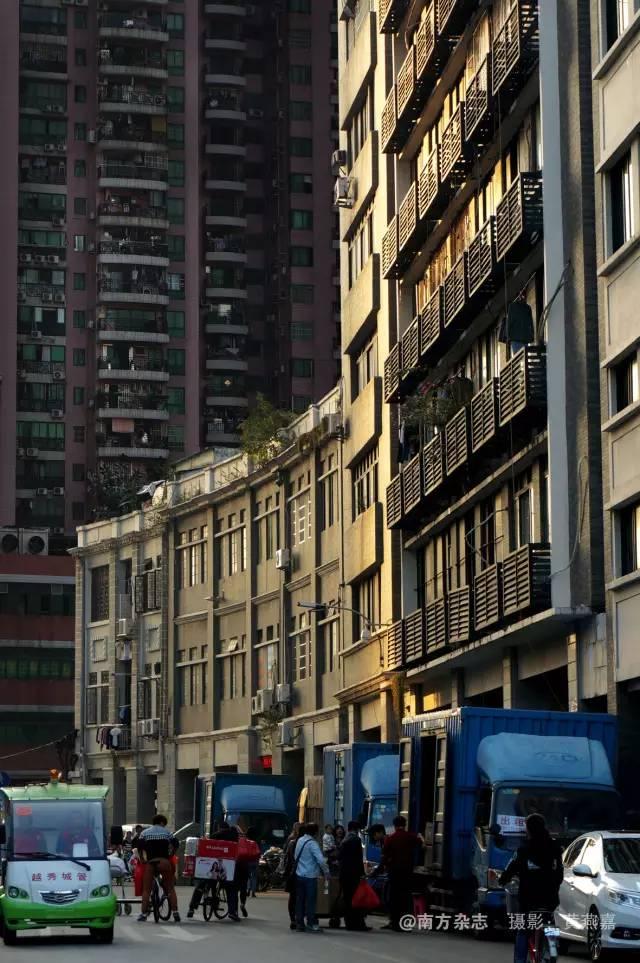 一德路的骑楼得以大面积地保存下来，在夕阳的余晖映照下闪烁着金光，像是向广州人诉说着它存在的价值。