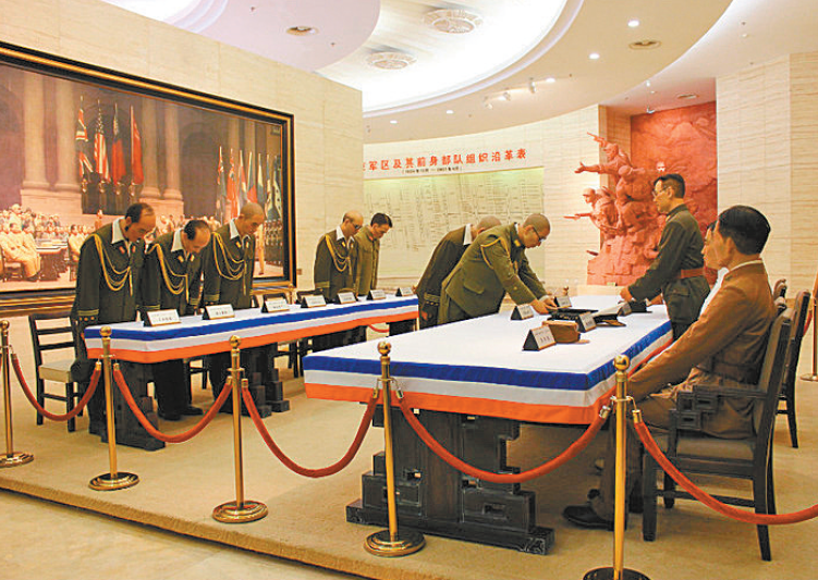 ▲中央陆军军官学校旧址内的日本投降签字仪式复原场景。资料图片