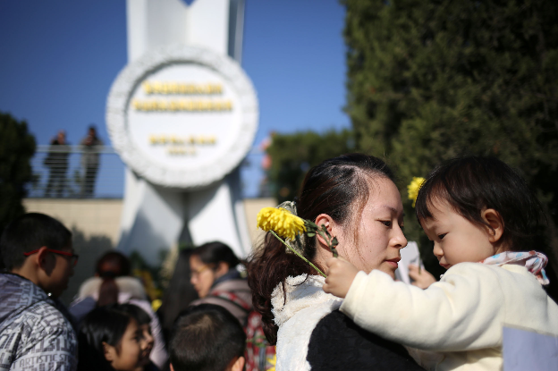 ▲侵华日军南京大屠杀中山码头遇难同胞纪念碑，不少市民前来参加公祭献花。