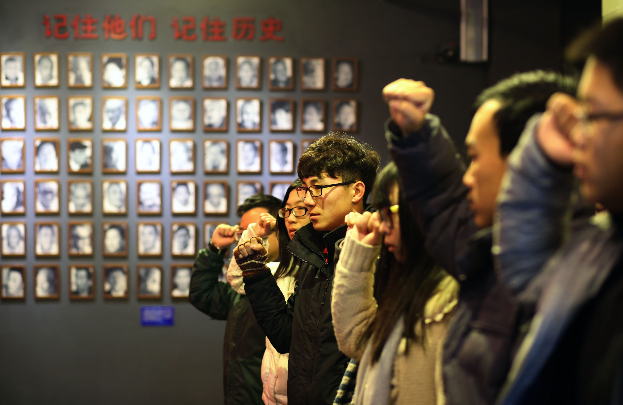 ▲前来参观的大学生在南京民间抗日战争博物馆中宣誓勿忘历史。
