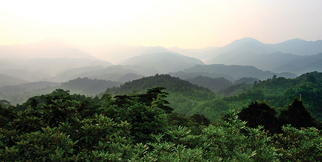 南昆山九重远眺景观.各山峰层峦叠嶂,显得神秘而美丽.资料图片