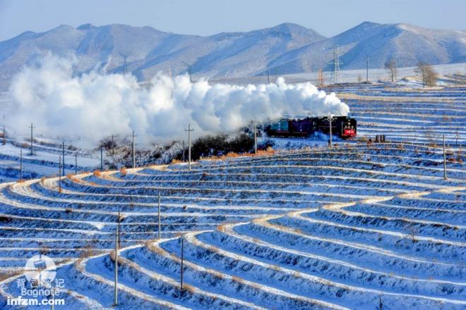 经过北方十字路口的蒸汽火车