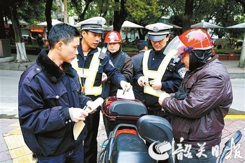 图为交警在查处违规上路的超标电动车。 张伟 摄