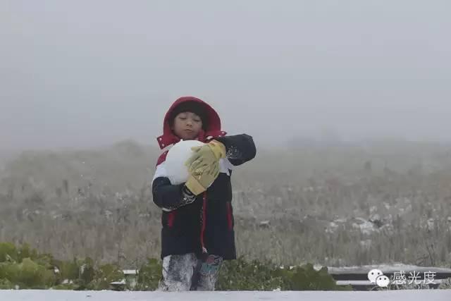 京珠北玩雪球的孩子