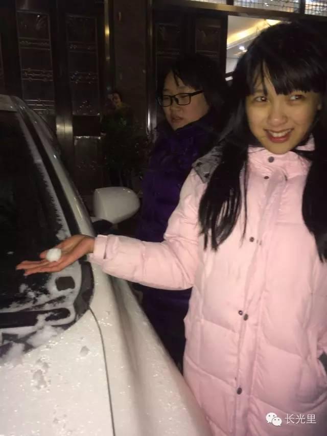 玩雪。