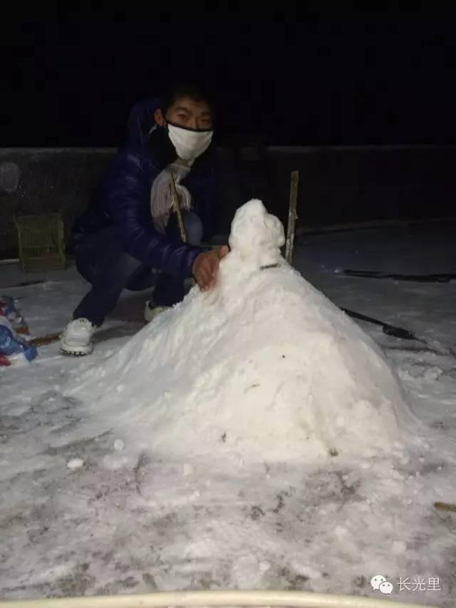 小伙伴们开心的堆雪人。