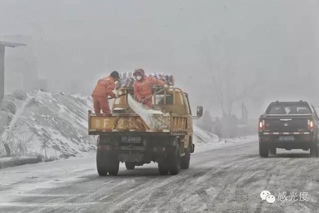 ▲ 韶关坪乳公路上，工作人员开始在路面撒盐融雪。