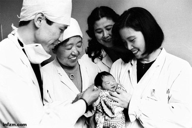 1997年4月10日，重庆市妇幼保健院，西南首例试管婴儿的诞生让医护人员欣喜不已。 