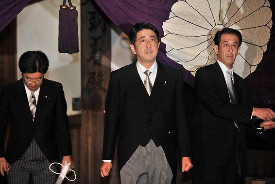 安倍晋三参拜靖国神社。（资料图）