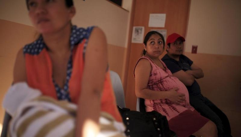 当地时间1月29日，萨尔瓦多的孕妇们等待产前检查。在1月21日，萨尔瓦多呼吁国民在2018年前避免怀孕，以防止因感染寨卡病毒而导致婴儿患上小头症。（中新网/图）