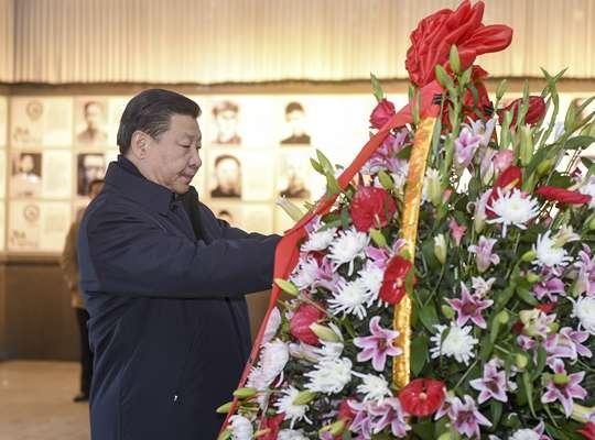 2月2日，习近平在井冈山革命烈士陵园向革命烈士敬献花篮。