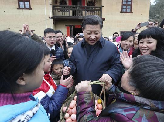 2月2日，习近平在井冈山市茅坪乡神山村给乡亲们拜年。