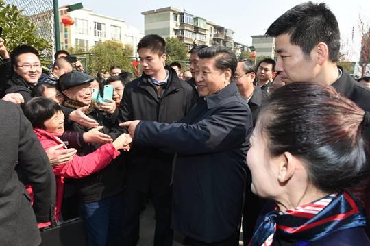 2月3日，习近平在南昌市东湖区彭家桥街道光明社区同社区居民亲切互动。