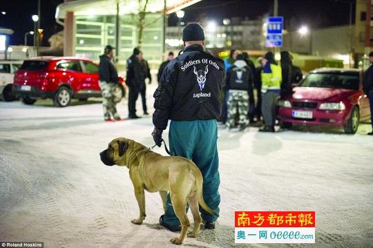 “奥丁战士”成员夜间巡逻。 网络图片