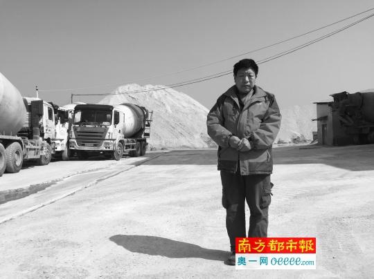 来自河北邯郸的呼延子明在厂里值班，50年来头一次在异乡过年。南都记者李双摄