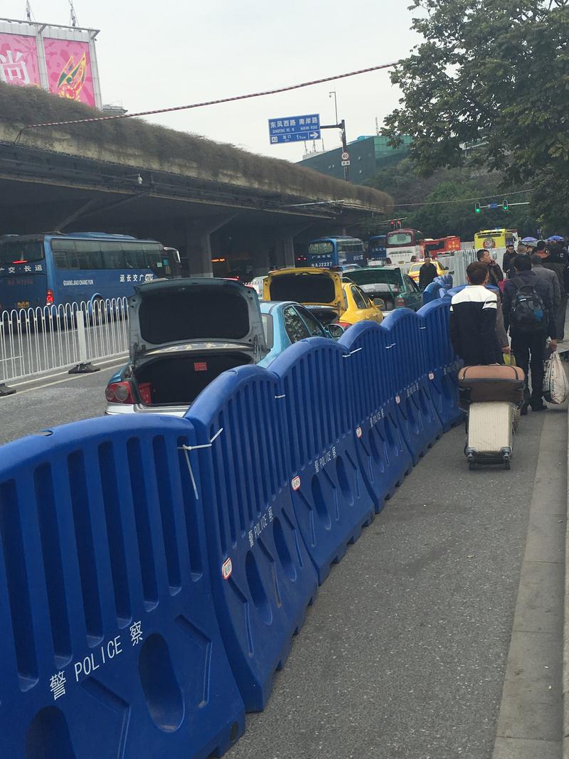 广州火车站外的“冒牌出租车候车区”。南方日报记者 曹菲 摄