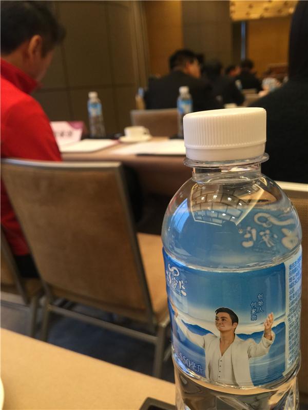 会场的矿泉水是何家劲的劲家山庄提供的。南方日报记者 徐乐乐 摄 