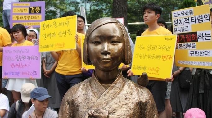 首尔的日本驻韩国大使馆前设置的象征慰安妇的少女铜像。（来源：互联网）