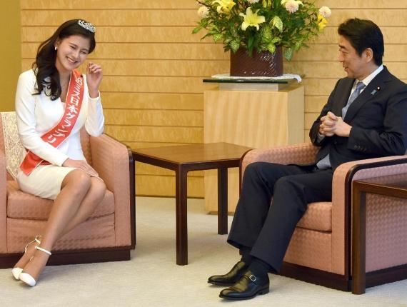 日本首相安倍晋三（右）于4日在首相官邸接见2016日本小姐大赛“冠军松野未佳（左）。（网站截图）