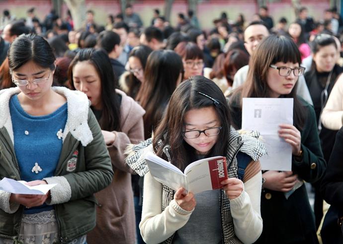 本次考试提供1000余岗位，报名人数近10万人。 新华社