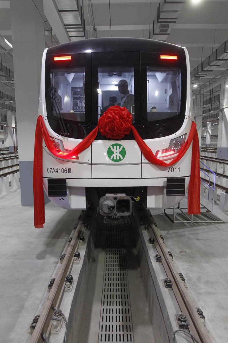 深圳地铁7号线首列车披着红花来了