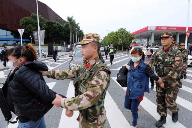 图为公安边防官兵将抓获的偷渡香港的偷渡客押回审讯。（通讯员供图）