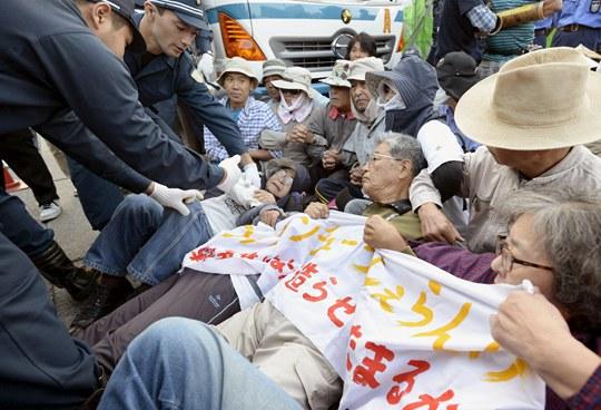 去年10月，冲绳居民就曾因反对美军基地搬迁工程发生抗议。新华社资料图