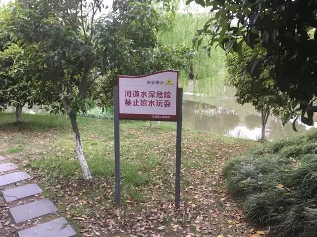 事发地淤泥厚，这两天下雨河水更深了 