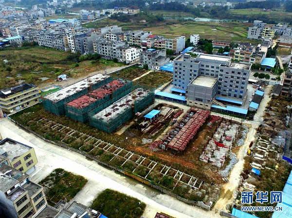 已停工的都安瑶族自治县人民法院建设联排住宅工地。图中右上方大楼为法院办公楼。新华社记者黄孝邦摄