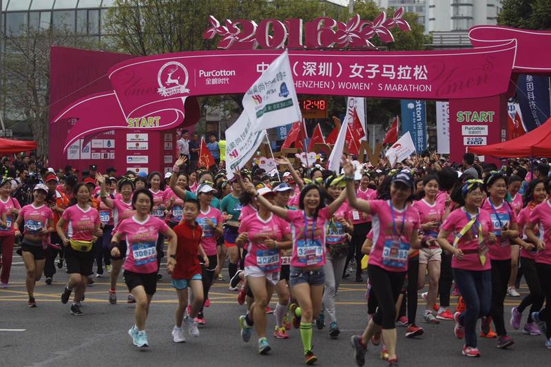 9日早上，中国唯一设有全程组的女子马拉松——第二届中国（深圳）女子马拉松开跑，4000多位女性跑者汇成美丽的海洋。