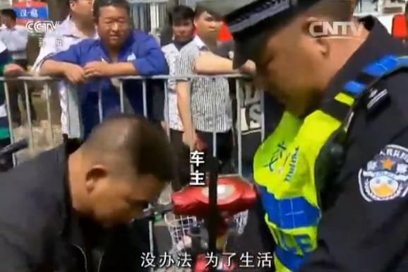 被交警查处，要罚款两千元，并扣车。尽管知道最近深圳在“禁摩限电”，这位电动车主还是出来拉生意，一次赚5元钱。他感慨，为了生活，也是没办法。