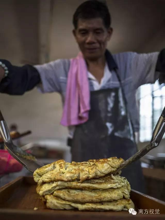 △伍世烈正在做最拿手的姜汁煎蛋，他说别以为煎蛋容易，这么厚的蛋，火候轻了不熟，重了则焦。