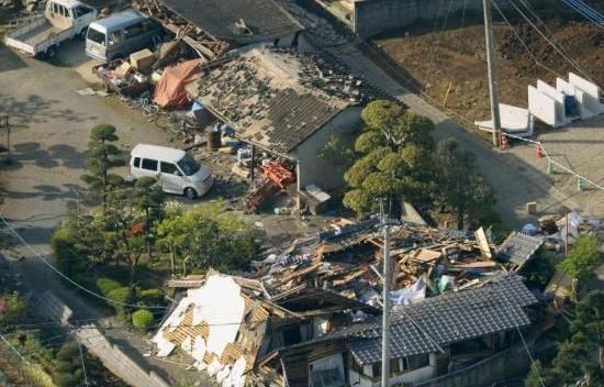 在地震中损毁的房屋。据日本NHK最新消息，目前地震已造成9人死亡，950余人受伤。（来源：中新网）