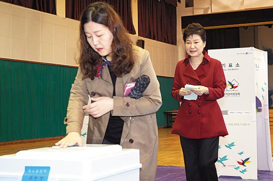 韩国总统朴槿惠（后）在等候投票。新华社发