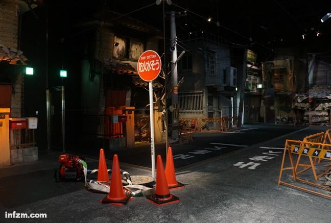 大阪市立阿倍野防灾中心，真实再现了地震刚发生后的街区景象。工作人员会告知参观者，其中隐藏着哪些危险区域。 南方周末 谭畅