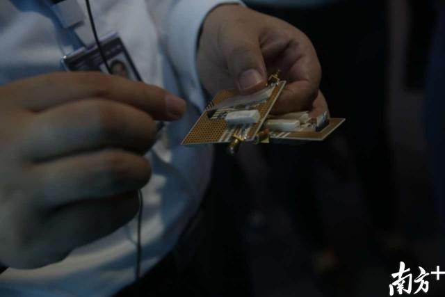 吴光胜介绍华讯方舟正在研发用石墨烯做介质，做出的第一款石墨烯太赫兹芯片，该芯片实验室成本要20万美元。
