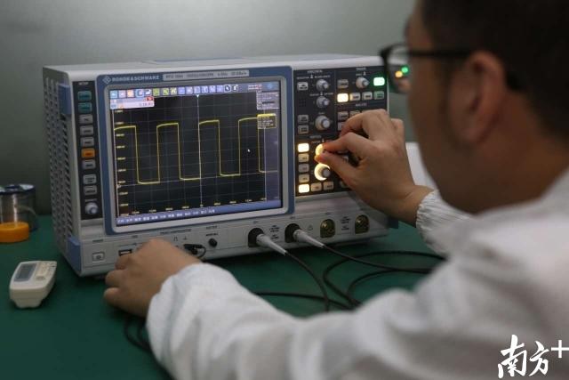 华讯方舟太赫兹实验室，科研人员检测发射出来的波形。