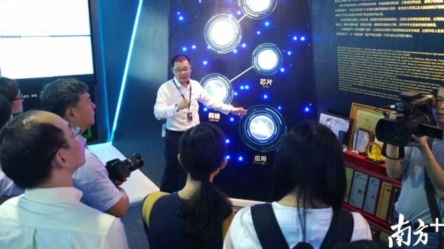 负责人吴光胜正在介绍公司情况。