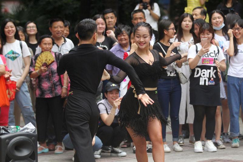 广州街头,艺校美女惠民演出