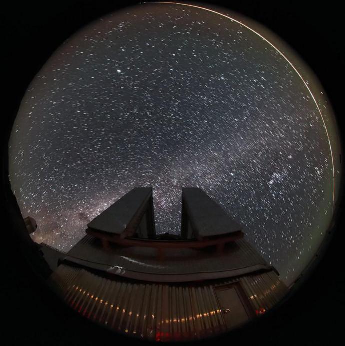 鱼眼拍摄的拉西拉望远镜与星光灿烂的夜空.(图片来源:eso/a.