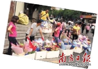 大学城的一条街道两旁挤满了鲜花小贩。